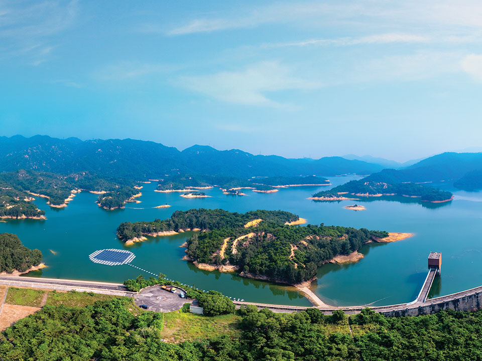 展望台から眺める大欖涌水塘（Tai Lam Chung Reservoir）のパノラマビュー