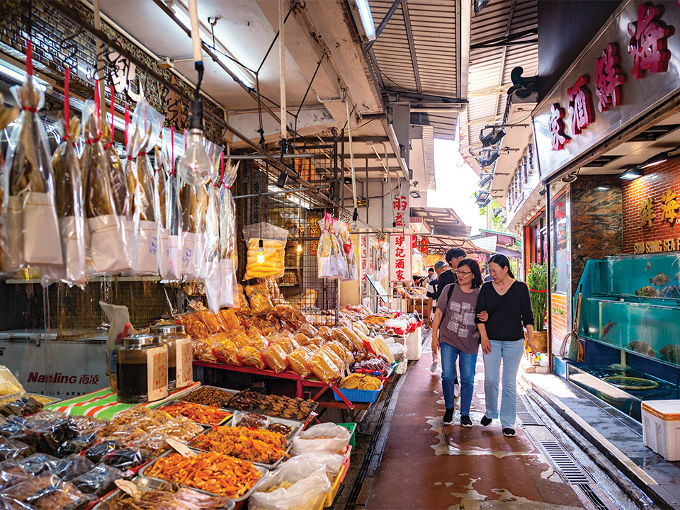 Một con phố kết hợp các cửa hàng hải sản khô và nhà hàng hải sản