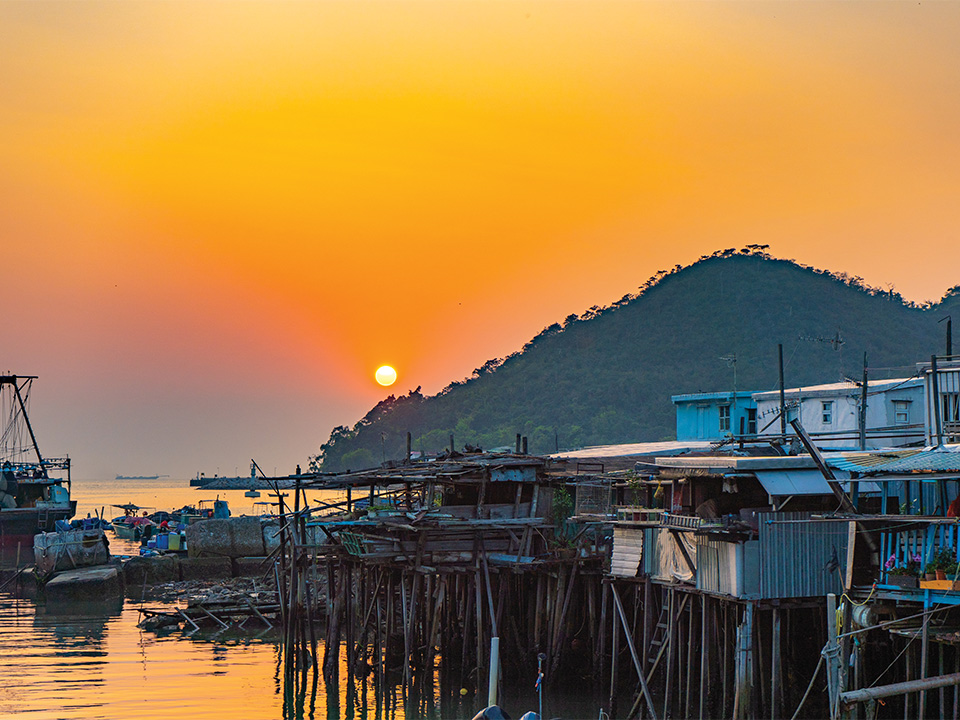 Het waterdorp Tai O bij zonsondergang
